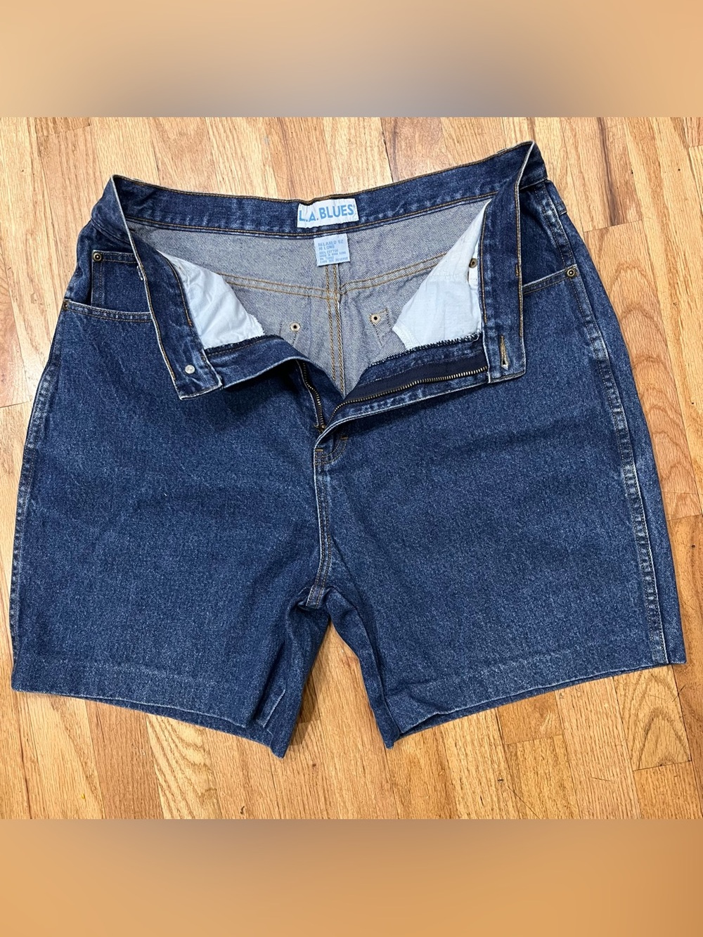 18-Long relaxed fit L.A. Blues denim 5 pocket hi-rise shorts.Y2K vibe. 1990s